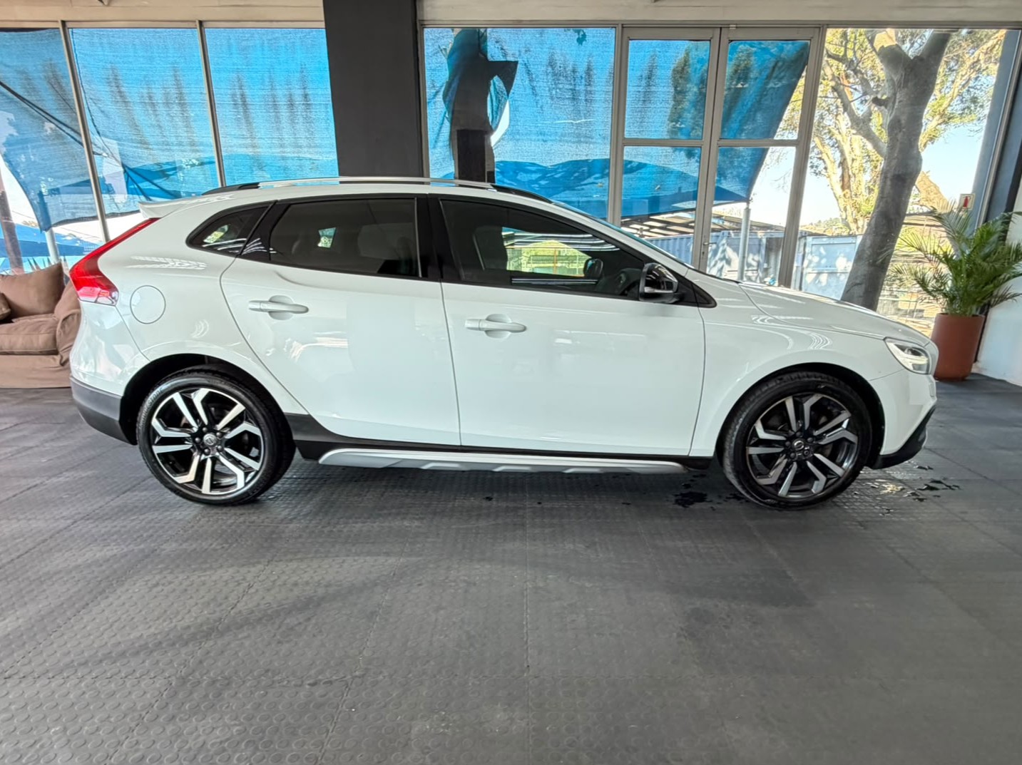 Volvo V40 CC D3 Momentum Auto 2017